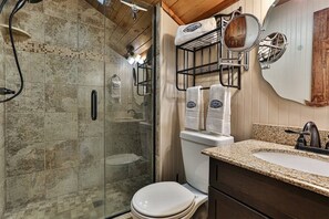 Shower, hair dryer, towels - Rendezvous on the River | Ellijay, GA (Ellijay)