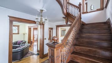 TV layar datar dan perapian