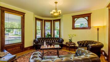 Rumah Romantis, 4 kamar tidur, dapur, pemandangan kebun | Ruang keluarga | TV layar datar dan perapian