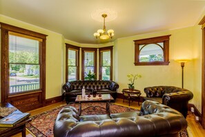 Romantic House, 4 Bedrooms, Kitchen, Garden View | Living room | Flat-screen TV, fireplace