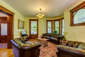 浪漫独立别墅, 4 间卧室, 厨房, 花园景观 | 客厅 | 平板电视、壁炉