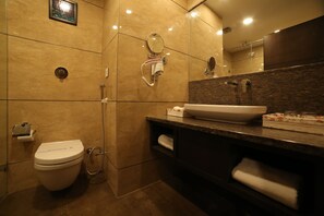 Buồng tắm vòi sen, dép đi trong nhà 