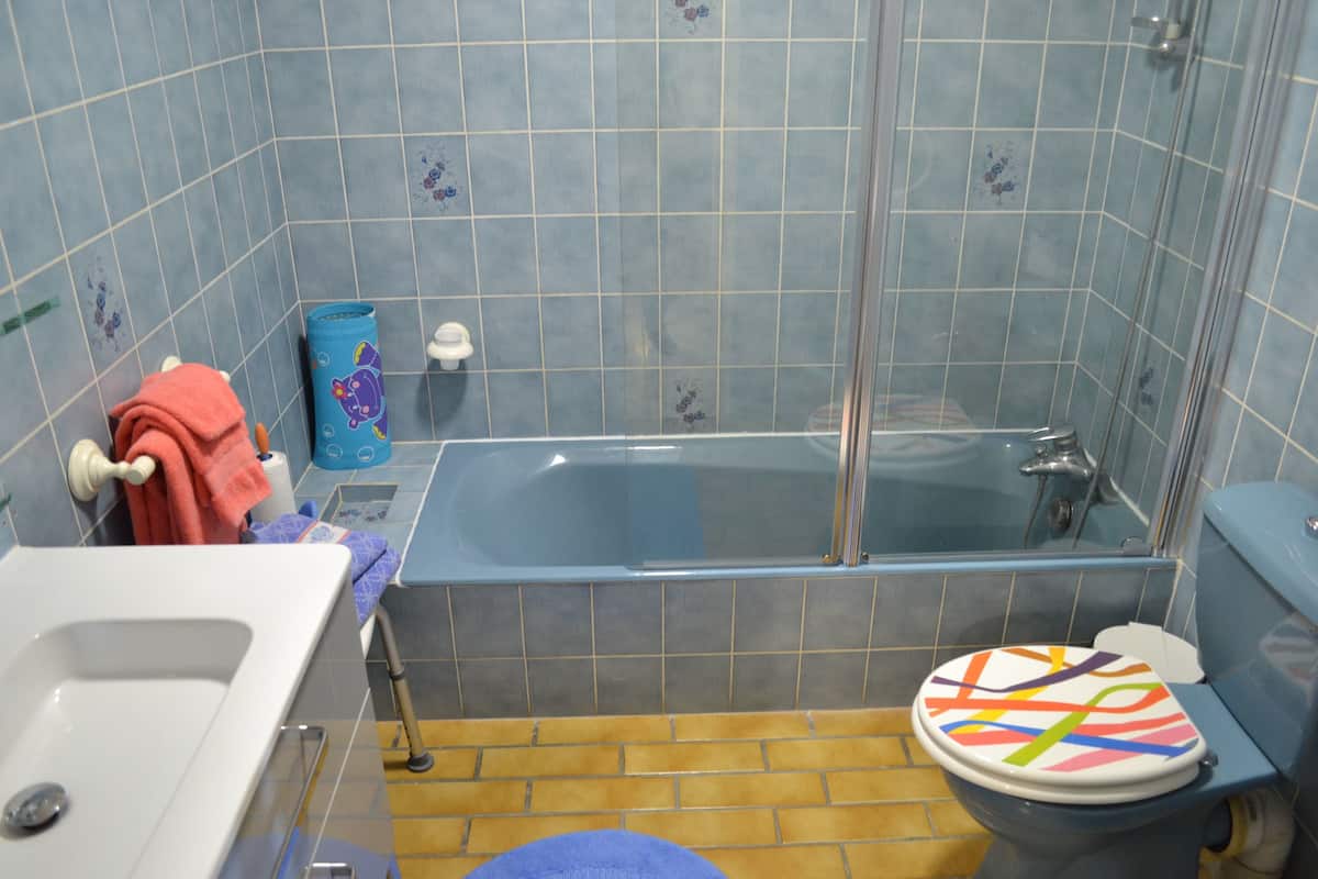 Triple Room (Bleuet) | Bathroom | Free toiletries, hair dryer, towels