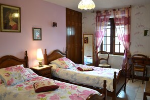 Chambre avec lits jumeaux (Rose) | Fer et planche à repasser, Wi-Fi gratuit, draps fournis