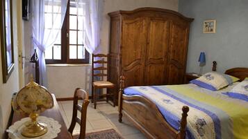 Iron/ironing board, free WiFi, bed sheets