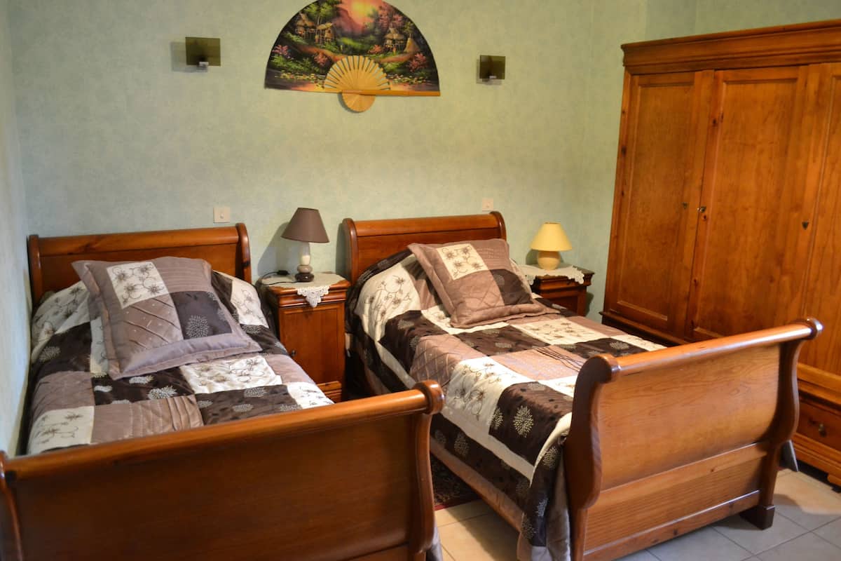 Habitación con 2 camas individuales (Iris) | Tabla de planchar con plancha, wifi gratis y ropa de cama