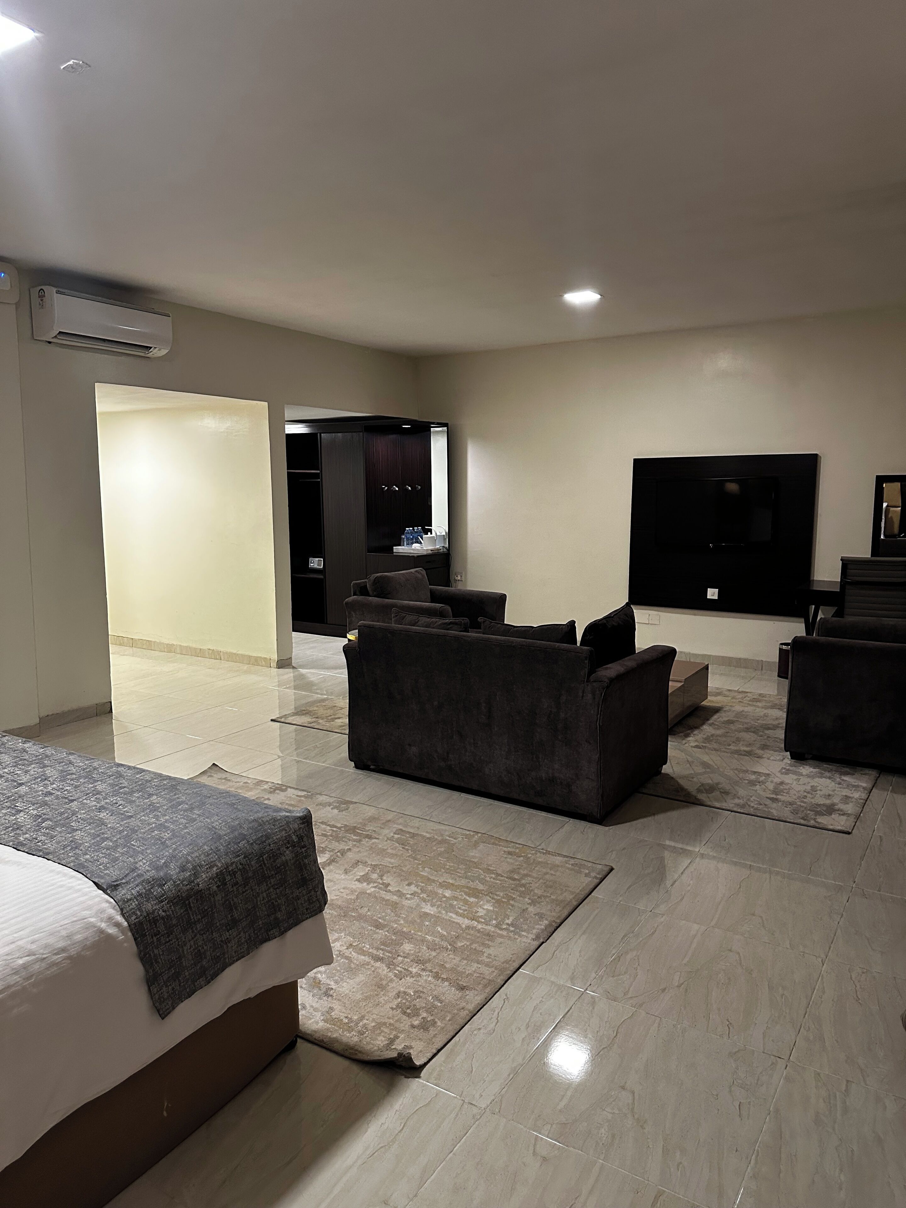 Executive Room | Living area | 43-inch flat-screen TV with cable channels, TV