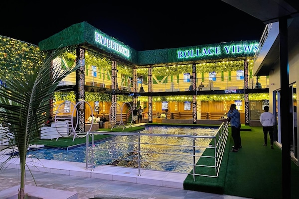 Hồ bơi ngoài trời