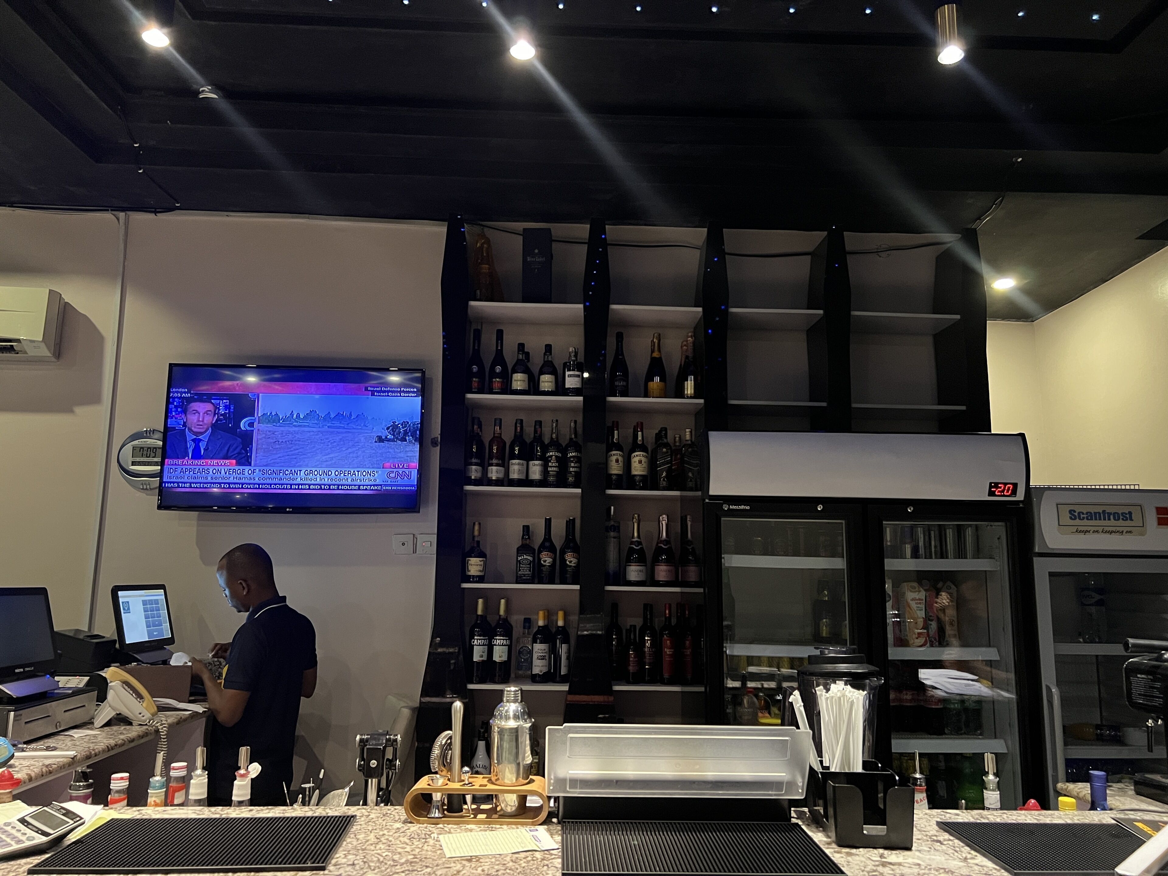 2 bars/lounges, poolside bar