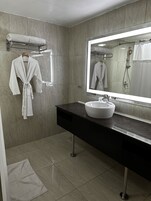Bañera con ducha, bañera profunda, cabezal de ducha tipo lluvia