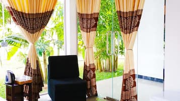 Habitación triple Deluxe, 1 habitación, balcón, vista al jardín | Ropa de cama de alta calidad y espacio para trabajar con laptop