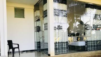 Ropa de cama de alta calidad y espacio para trabajar con laptop