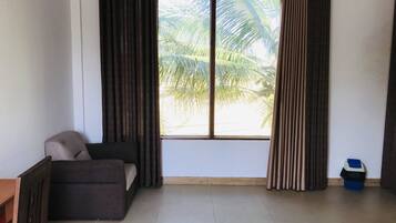 Ropa de cama de alta calidad y espacio para trabajar con laptop