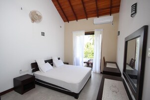 Classic House, 1 Queen Bed, Accessible | 1 bedroom, in-room safe, iron/ironing board