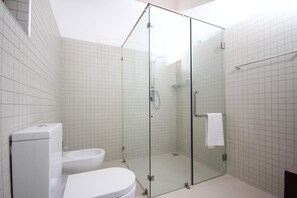 Classic House, 1 Queen Bed, Accessible | Bathroom | Shower - Dreamvilla (Kochchikade)