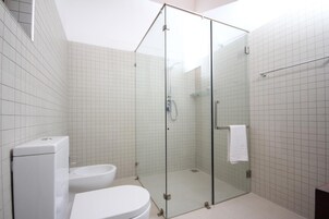Classic House, 1 Queen Bed, Accessible | Bathroom | Shower