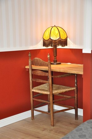 Toetasjes familieleilighet | Skrivebord, blendingsgardiner, lydisolert og barnesenger