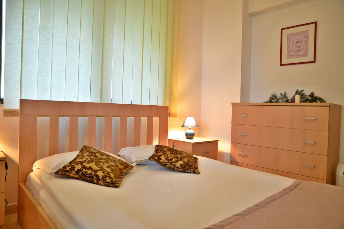 Desk, iron/ironing board, individually furnished, bed sheets