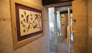 Superior Triple Room, Patio, Garden View | Bathroom | Shower, hair dryer, bidet, towels - B&B Malennio (Lecce)
