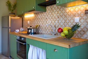 Deluxe Apartment, 1 Queen Bed, Non Smoking | Private kitchen | Fridge, microwave, oven, stovetop