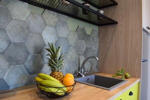 Deluxe Apartment, 1 Queen Bed, Non Smoking | Private kitchen