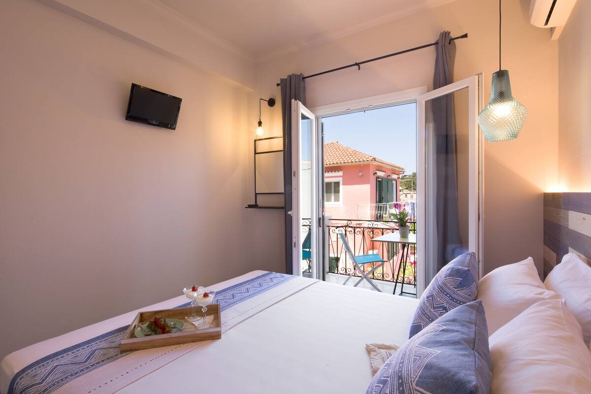 Appartement luxueux, 1 grand lit, non-fumeur | 1 chambre, bureau, système d’insonorisation, fer et planche à repasser