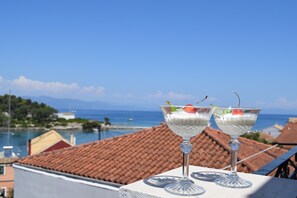 Deux verres à martini sur un balcon donnant sur la côte.