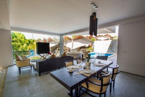 Se sirven desayunos, comidas, cenas y cocina indonesia 