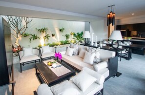 Réfrigérateur, four à micro-ondes, surface de cuisson