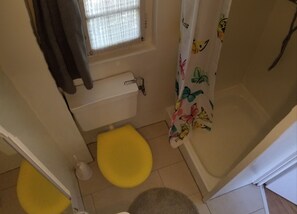 Douche, articles de toilette gratuits, sèche-cheveux