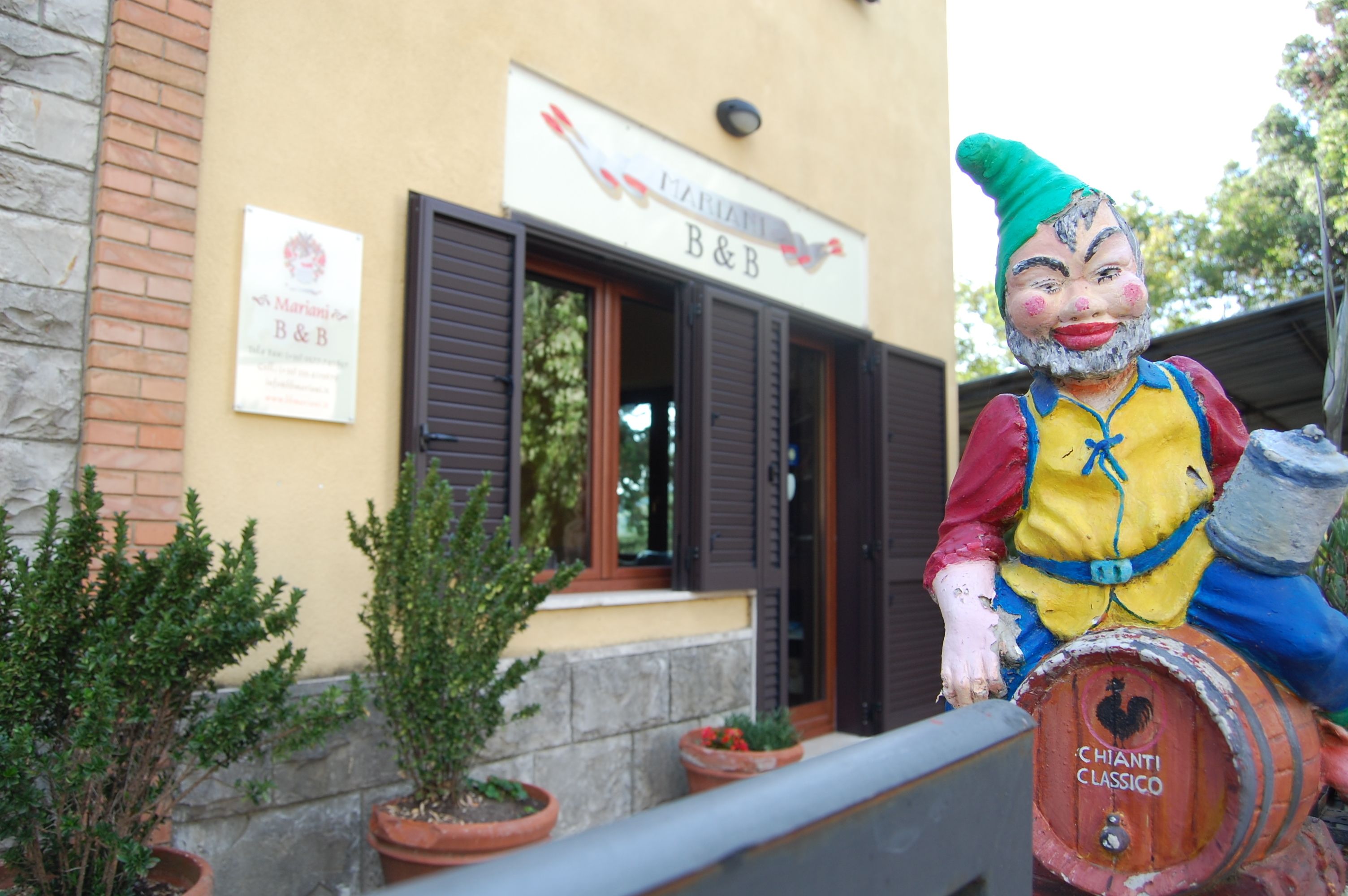 Un edificio con un letrero que dice "B&B" y una estatua de un personaje sosteniendo un barril.