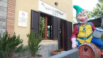 Un edificio con un letrero que dice "B&B" y una estatua de un personaje sosteniendo un barril.