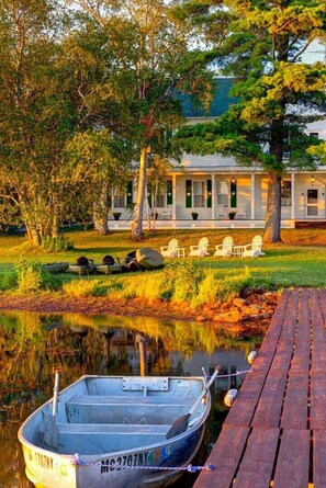 Relax by the serene lake with a rowboat at your disposal and comfortable seating areas.
