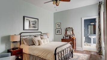 Quarto clássico, 1 cama Queen, vista para o jardim, no canto | 1 quarto, roupas de cama premium, escrivaninha, Wi-Fi de cortesia