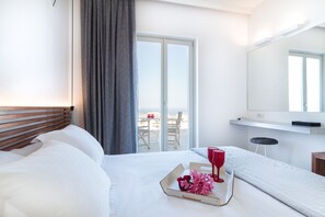 Deluxe Suite (Ios) | 2 bedrooms, Egyptian cotton sheets, premium bedding, pillowtop beds