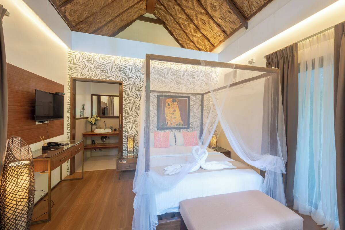 Canopy Garden VIlla | Premium bedding, desk, laptop workspace, rollaway beds (surcharge)