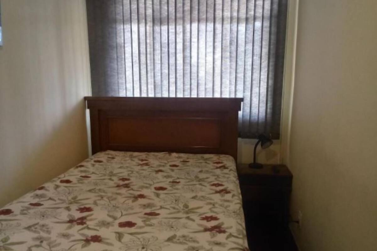 Habitación | Ropa de cama hipoalergénica y espacio para trabajar con laptop