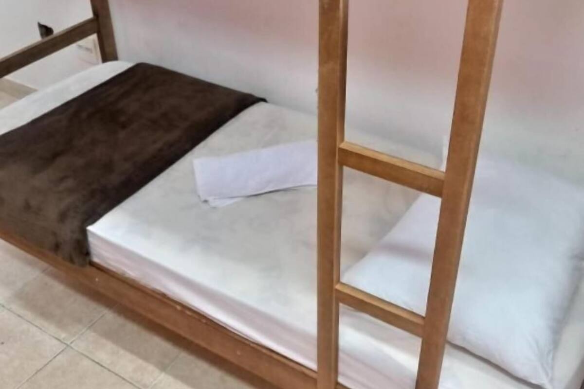Dormitorio compartido básico | Ropa de cama hipoalergénica y espacio para trabajar con laptop