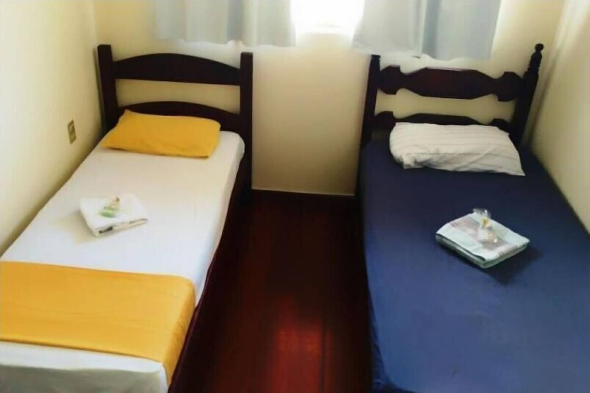 Quarto Duplo Solteiro | Ropa de cama hipoalergénica y espacio para trabajar con laptop