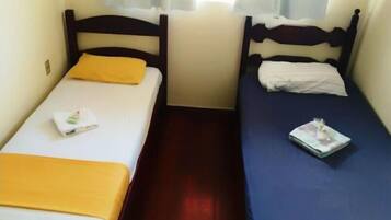 Quarto Duplo Solteiro | Roupas de cama antialérgicas, espaço de trabalho para notebook