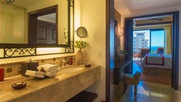 Shower, free toiletries