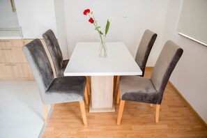 Family Apartment, 2 Bedrooms, River View, Garden Area | In-room dining
