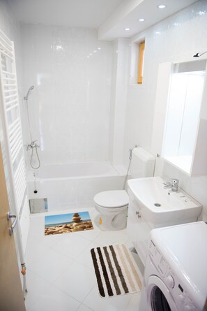 Family Apartment, 2 Bedrooms, River View, Garden Area | Bathroom | Bathtub, free toiletries