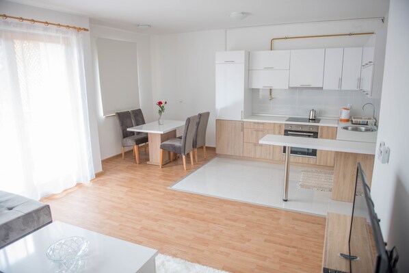 Family Apartment, 2 Bedrooms, River View, Garden Area | In-room dining