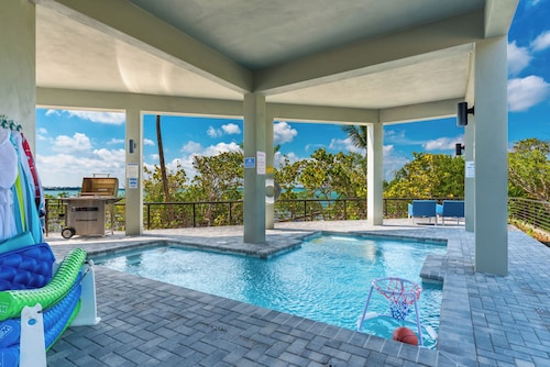 Nirvana Shores: Ocean-2-River FL Beach House w/heated pool,dock,elevator,hot tub