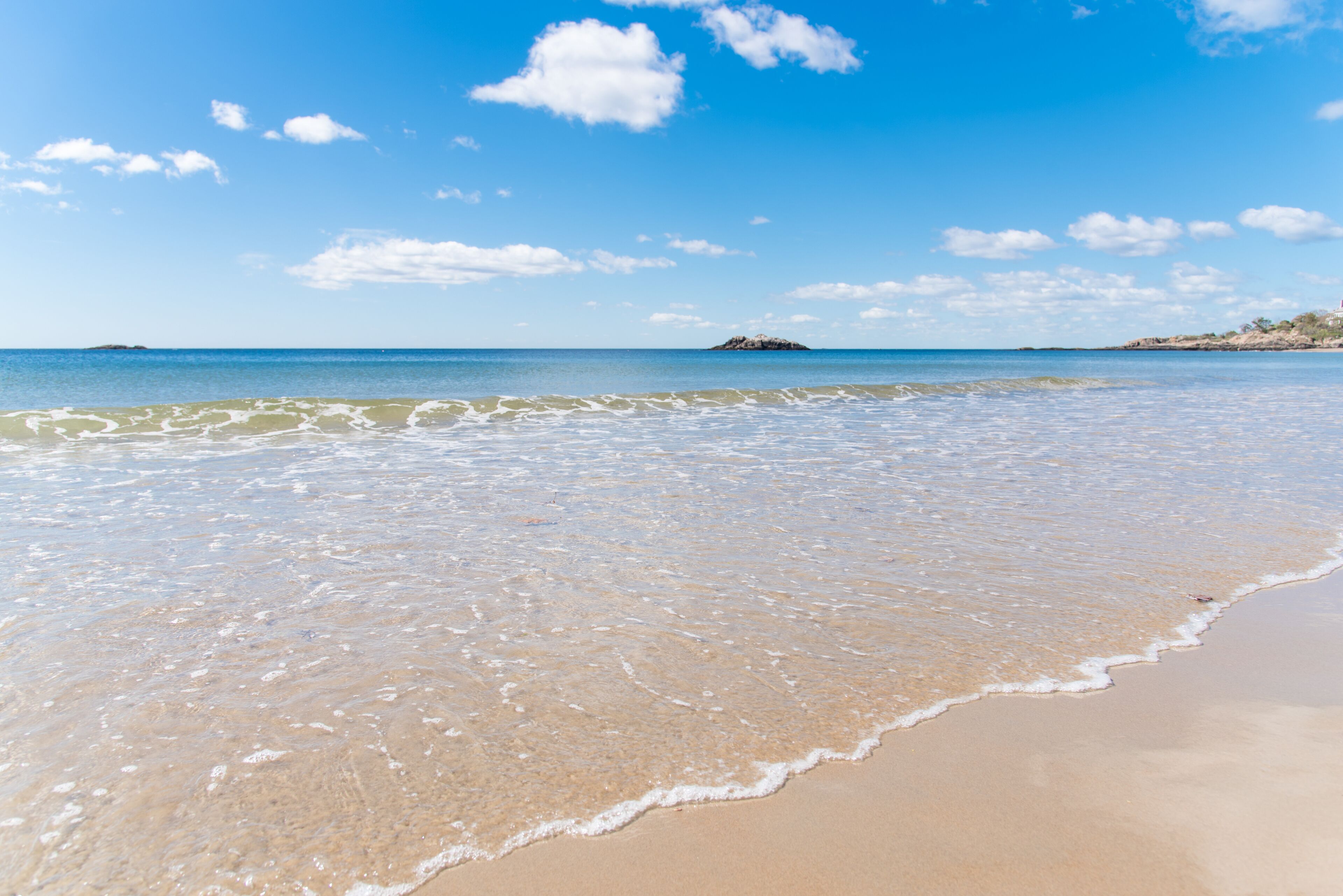Beach nearby, sun loungers, beach towels