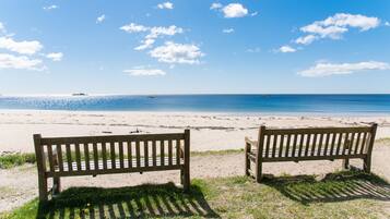 In Strandnähe, Liegestühle, Strandtücher