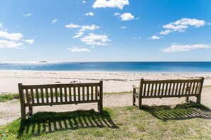 In Strandnähe, Liegestühle, Strandtücher