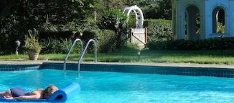 Spacious 1790 Captain's estate, large pool, near beautiful beach