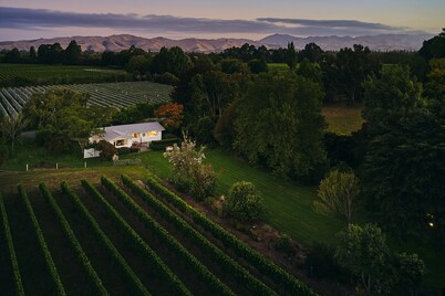 Luxury Marlborough Vineyard Cottage with Private Pool, Hot Tub & Garden